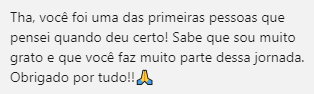 Depoimento de mentorado afirmando que conseguiu vaga de emprego e ficou grato à mentora Thais pela ajuda